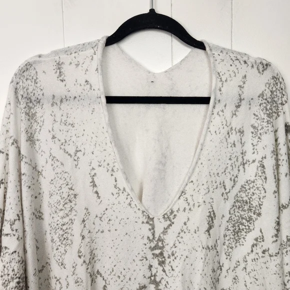 Design Lab White Snakeskin Oversized Loose V-Neck Sweater Top Size 1X Light - Picture 4 of 7